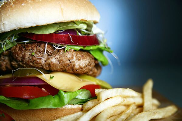 Fast food bir erkeğin diyetinden çıkarılmalıdır
